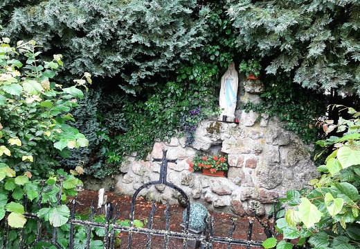 Ruedt (rechts vum CR303, e Feldwee kuerz virum CR106)