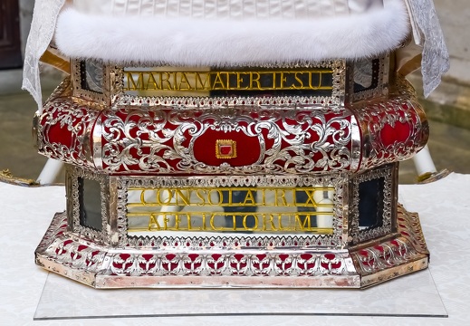 ensemble-en-tissu-satin-duchesse-blanc-orn-de-nervures-verticales 51167384777 o