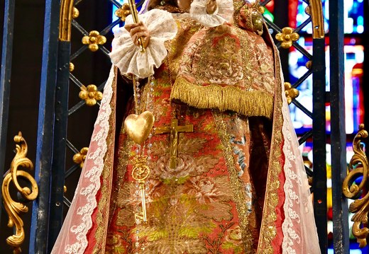 ensemble-de-deux-tissus-diffrents-de-couleur-vieux-rose-brod--dcor-floral-polychrome 51196489696 o