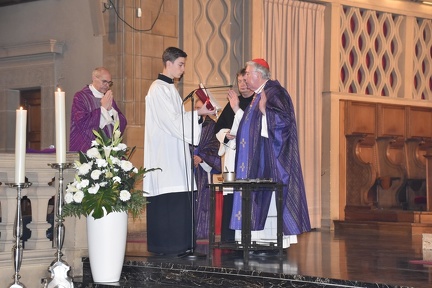 Le Père Cardinal bénit les cendres qui vont être imposées sur le front des fidèles