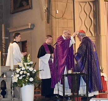 En premier, le Père Cardinal se voit imposer les cendres par l'abbé Tom Kerger, curé-doyen de la cathédrale