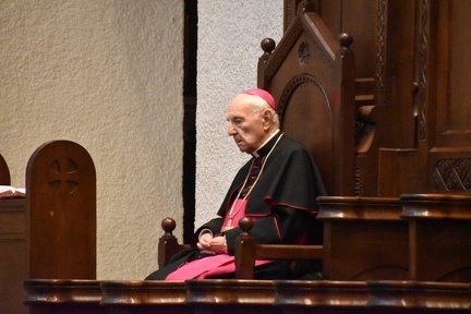 Mgr Franck se recueille avant le début de la messe d'action de grâce