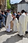 Père Raphaël bénit ses frères prêtres