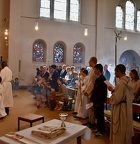 La procession d'entrée, au premier plan le pain et le vin et les ornements sacerdotaux du futur prêtre