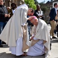 Père Raphaël bénissant Mgr Léo Wagener, évêque auxiliaire