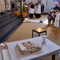 Au premier plan, les ornements sacerdotaux, le pain et le vin