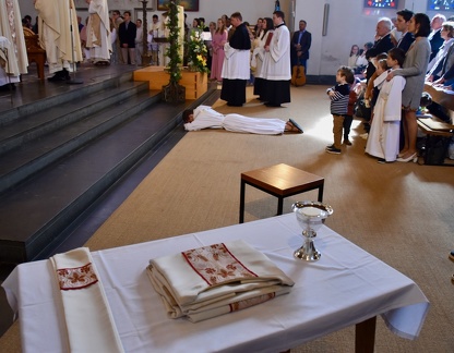 Au premier plan, les ornements sacerdotaux, le pain et le vin