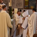 Frère Raphaël revêt les ornements sacerdotaux