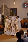 Frère Raphaël revêt les ornements sacerdotaux, aidé de père Wandrille et de père Joachim