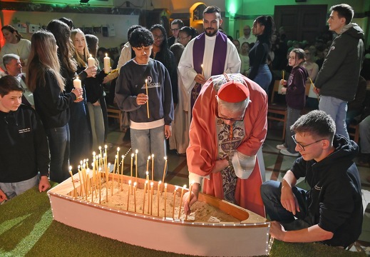 20260314 MesseJeunesWilwerdange ©AEnders Kardinal und Diegot zünden eine Kerze a