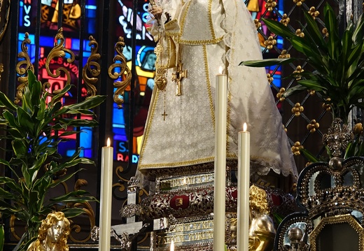 ensemble-en-tissu-blanc-faonn-avec-motif-floral--aspect-brillant-et-satin-cru-pour-effet-spcial-du-manteau 51148988628 o