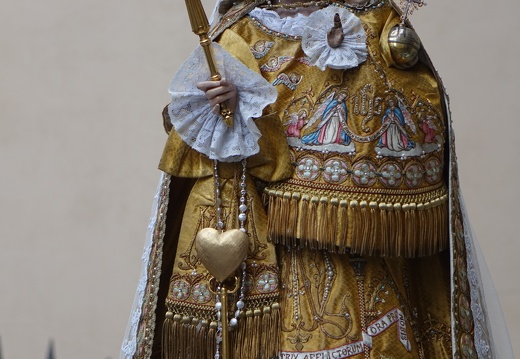 Ensemble en soie, façonnée de soie et d’or avec broderies en relief galons, perles et pierres DSC05477