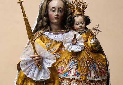 Ensemble en soie, façonnée de soie et d’or avec broderies en relief galons, perles et pierres DSC05479