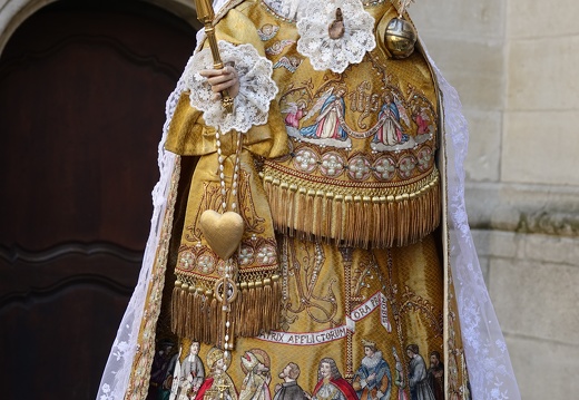 Ensemble en soie, façonnée de soie et d’or avec broderies en relief galons, perles et pierres DSC-RX10M3