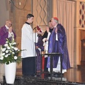 Le Père Cardinal bénit les cendres qui vont être imposées sur le front des fidèles