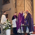 En premier, le Père Cardinal se voit imposer les cendres par l'abbé Tom Kerger, curé-doyen de la cathédrale