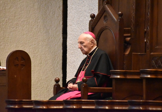 Mgr Franck se recueille avant le début de la messe d'action de grâce