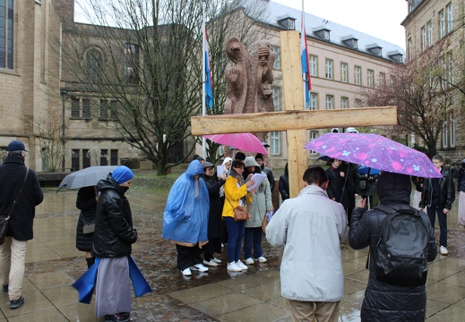 Chemin de la Croix devant le monument aux morts juifs