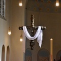 La croix qui surplombe l'autel de l'église Saint-Henri