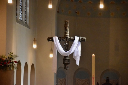 La croix qui surplombe l'autel de l'église Saint-Henri