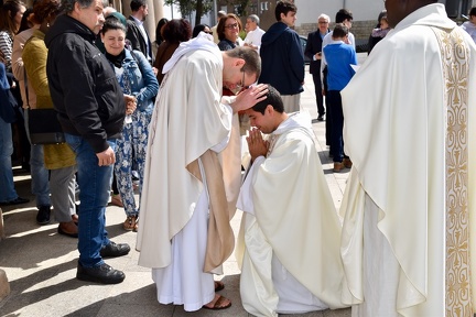 Père Raphaël bénit ses frères prêtres