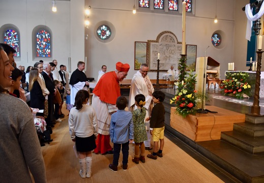 Avant la messe, le cardinal Jean-Claude Hollerich salue les enfants