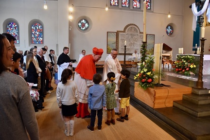 Avant la messe, le cardinal Jean-Claude Hollerich salue les enfants