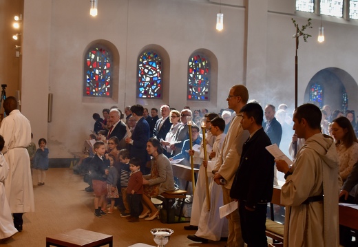 La procession d'entrée, au premier plan le pain et le vin et les ornements sacerdotaux du futur prêtre
