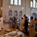 La procession d'entrée, au premier plan le pain et le vin et les ornements sacerdotaux du futur prêtre
