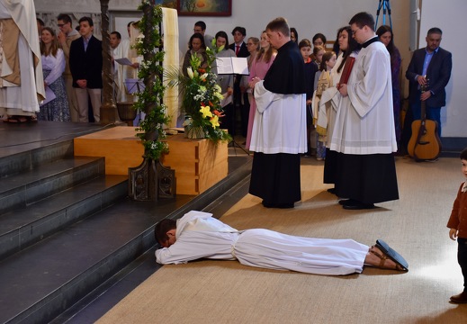 Frère Raphaël, prosterné pendant les litanies des saints