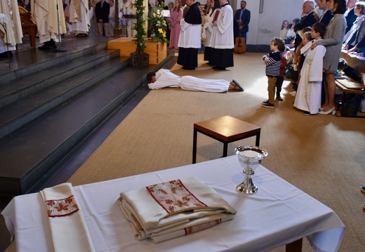 Au premier plan, les ornements sacerdotaux, le pain et le vin