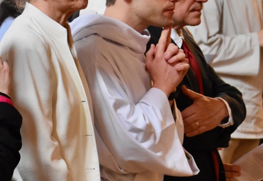 Frère Raphaël entouré de ses parents, au début de la cérémonie