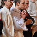 Frère Raphaël entouré de ses parents, au début de la cérémonie