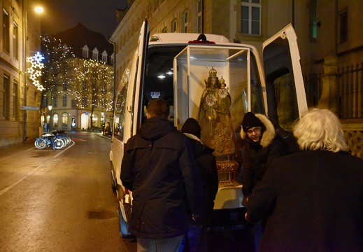 15 décembre 2024, la statue de la Consolatrice rentre à la cathédrale.