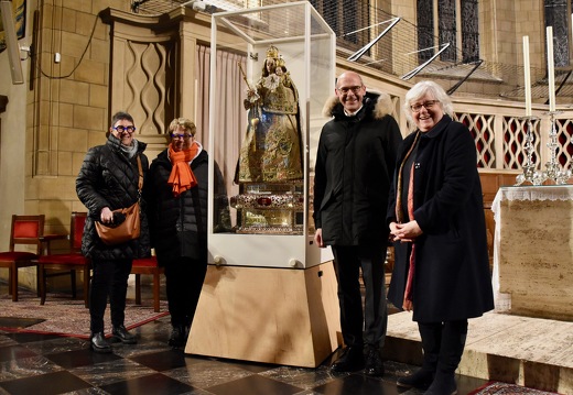 15 décembre 2024, la statue de la Consolatrice rentre à la cathédrale.
