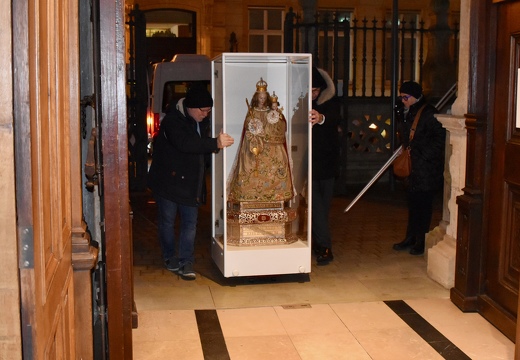 15 décembre 2024, la statue de la Consolatrice rentre à la cathédrale.