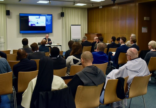 13 mars 2025, le professeur Donald S. Prudlo évoque les conversions de saint Thomas d'Aquin, dans le cadre de la conférence interdisciplinaire organisée par la LSRS