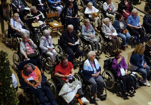 Salut pontifical avec les malades et les personnes à besoins spécifiques