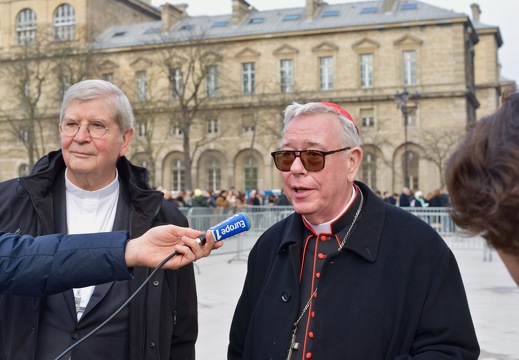 Conférence de presse sur le parvis de Notre-Dame avant la cérémonie.