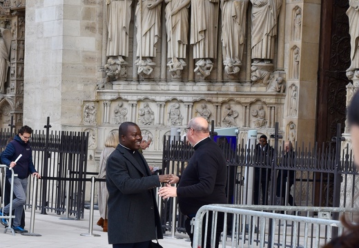 Le père Richard Atchadé, secrétaire du cardinal Jean-Claude Hollerich, sur le parvis avant la cérémonie.