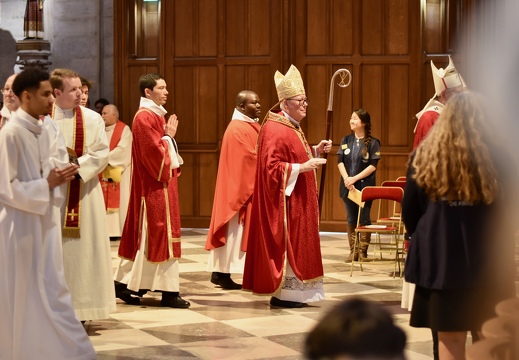 Le cardinal Jean-Claude Hollerich et le père Richard Atchadé, début de la procession.
