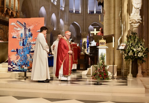 Le cardinal Jean-Claude Hollerich en prière devant une relique du bienheureux Maurice Rondeau, prêtre mort d'épuisement le 3 mai 1945 en Bohême, et devant une croix réalisée en immortelles par le bienheureux Camille Millet, jardinier, devant laquelle de n