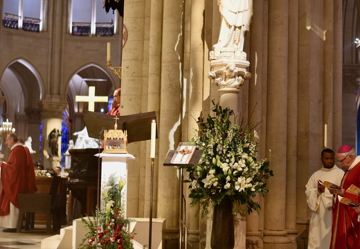 Les reliques aux pieds de Notre-Dame de Paris.