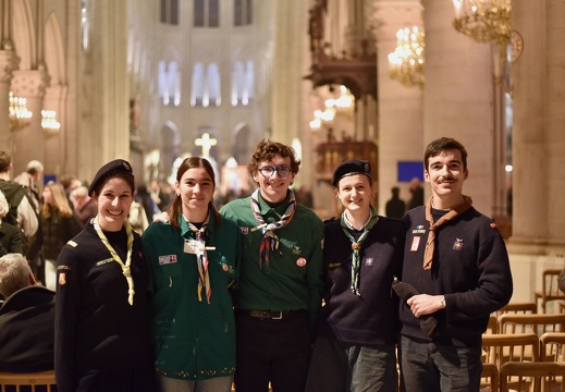 Des scouts venus de Laval (Bretagne) des différents mouvements existant aujourd'hui en France. Unis dans la prière.