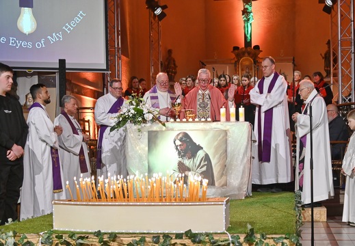 20260314 MesseJeunesWilwerdange ©AEnders Hochgebet mit Boot