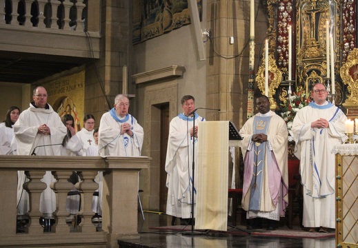 20260427 DoyenneLetzebuerg BB Priester und Messdiener