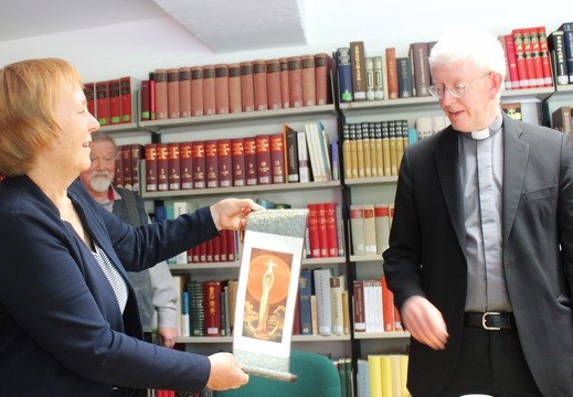 Madonna von Sheshan wird als Geschenk überreicht