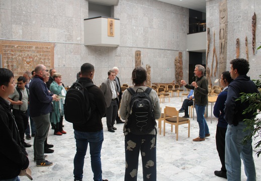 Stanislaw Grodz vom Anthropos Institut erklärt das Museum der Völker und Kulturen