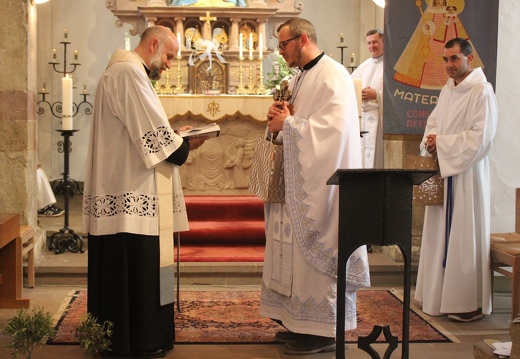 Pastor Schreiner erhielt als Geschenk Bücher über die ukrainische Märtyrerkirche