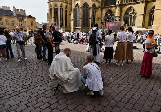 28 septembre 2026, sur le parvis de la cathédrale de Metz, confessions avant la messe du pape Léon XIV